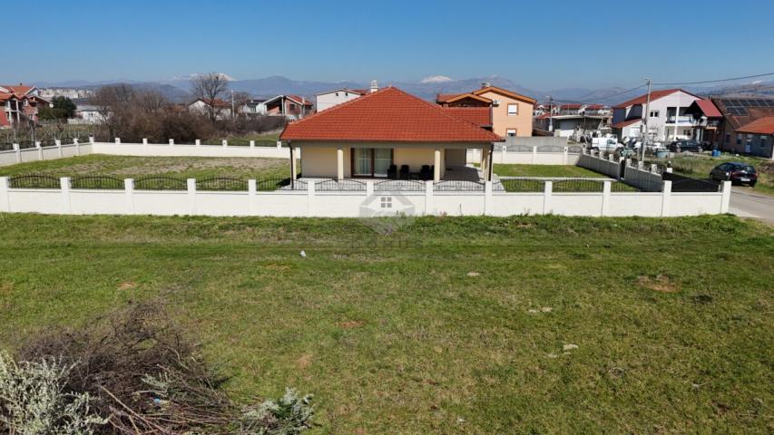 Porodična kuća 200m2 na placu 1.300m2, Kokoti - Podgorica