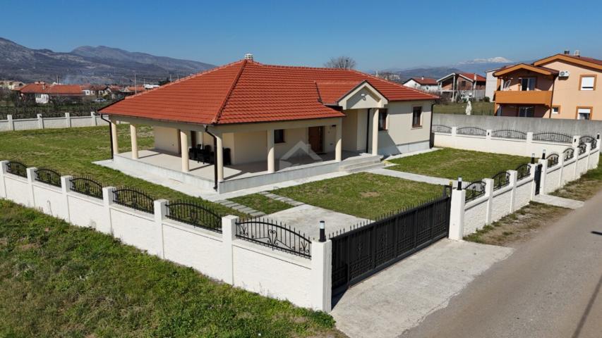 Porodična kuća 200m2 na placu 1.300m2, Kokoti - Podgorica