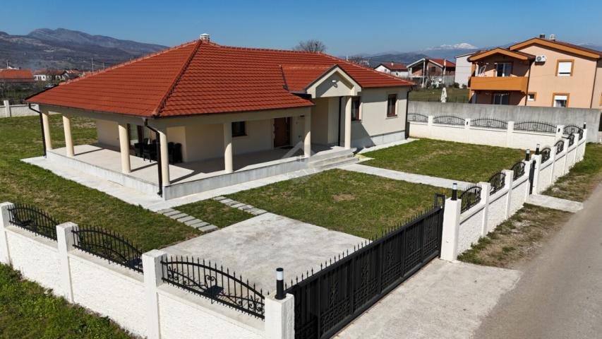 Porodična kuća 200m2 na placu 1.300m2, Kokoti - Podgorica