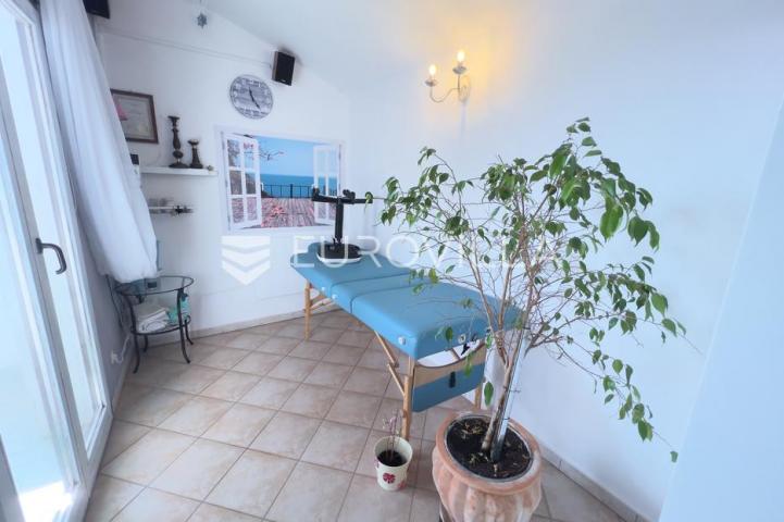 Istra, Novigrad okolica, šarmantan prostrani stan sa terasom, vrtom i malim odvojenim apartmanom