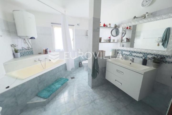 Istra, Novigrad okolica, šarmantan prostrani stan sa terasom, vrtom i malim odvojenim apartmanom