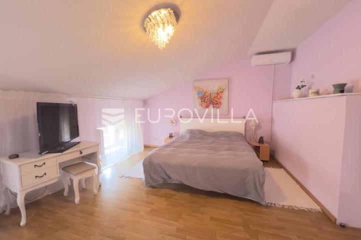 Istra, Novigrad okolica, šarmantan prostrani stan sa terasom, vrtom i malim odvojenim apartmanom