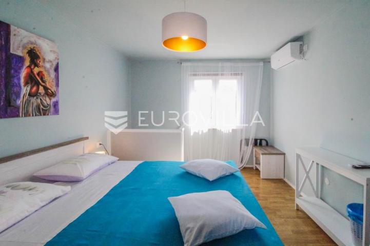 Istra, Novigrad okolica, šarmantan prostrani stan sa terasom, vrtom i malim odvojenim apartmanom
