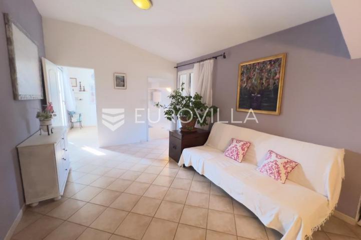 Istra, Novigrad okolica, šarmantan prostrani stan sa terasom, vrtom i malim odvojenim apartmanom