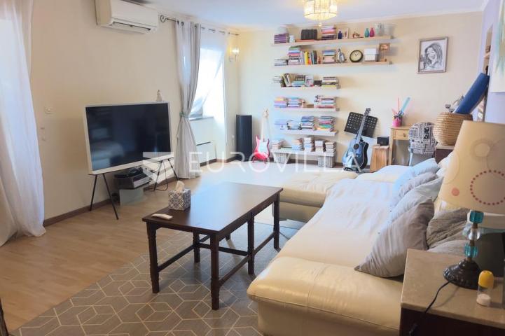 Istra, Novigrad okolica, šarmantan prostrani stan sa terasom, vrtom i malim odvojenim apartmanom