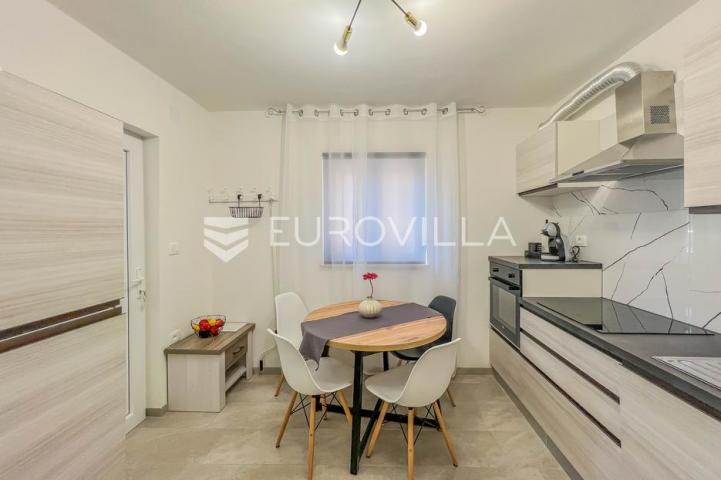 Istra, Novigrad okolica, šarmantan prostrani stan sa terasom, vrtom i malim odvojenim apartmanom