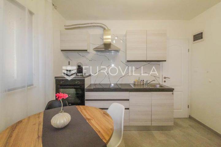 Istra, Novigrad okolica, šarmantan prostrani stan sa terasom, vrtom i malim odvojenim apartmanom