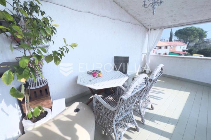 Istra, Novigrad okolica, šarmantan prostrani stan sa terasom, vrtom i malim odvojenim apartmanom