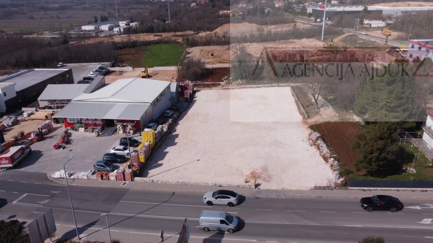 Imotski najam građevinskog zemljišta 2149 m2 - TOP lokacija - dugoročno