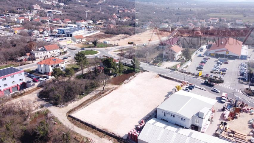 Imotski najam građevinskog zemljišta 2149 m2 - TOP lokacija - dugoročno