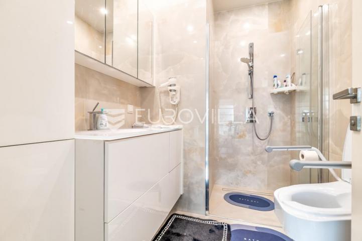 Ban centar, luksuzan, komforan trosoban stan površine 105 m² garaža