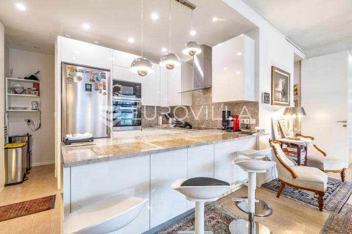Ban centar, luksuzan, komforan trosoban stan površine 105 m² garaža