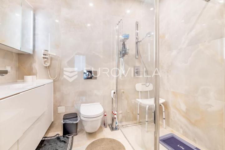 Ban centar, luksuzan, komforan trosoban stan površine 105 m² garaža