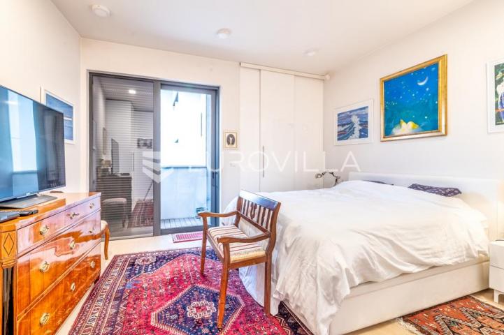 Ban centar, luksuzan, komforan trosoban stan površine 105 m² garaža