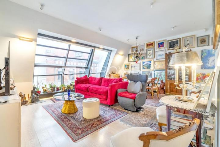 Ban centar, luksuzan, komforan trosoban stan površine 105 m² garaža
