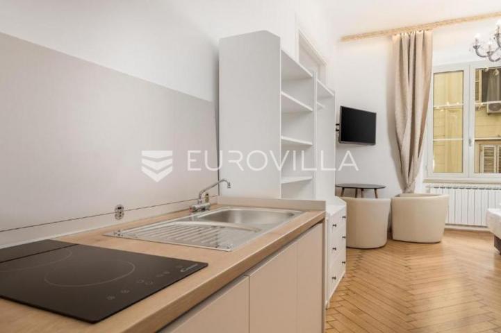 Rijeka, Centar, dva luksuzna studio apartmana u strogom centru