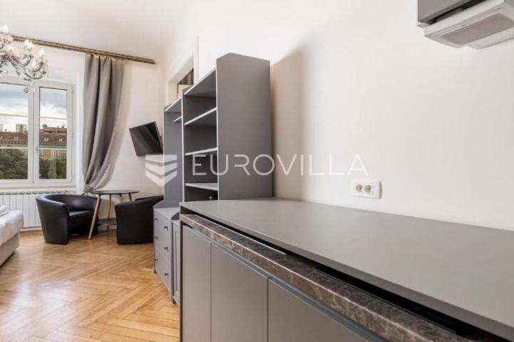Rijeka, Centar, dva luksuzna studio apartmana u strogom centru