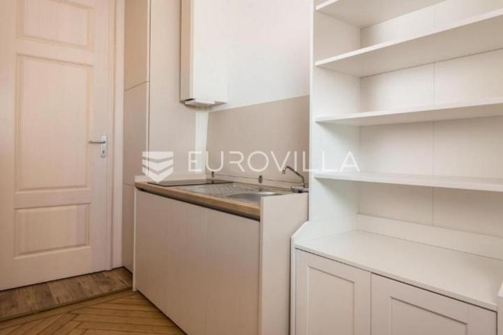 Rijeka, Centar, dva luksuzna studio apartmana u strogom centru