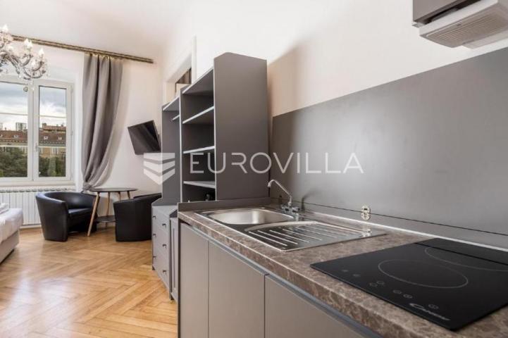 Rijeka, Centar, dva luksuzna studio apartmana u strogom centru
