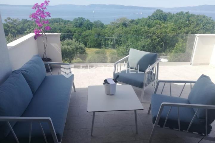 Kostrena, Rožmanići luksuzan stan s bazenom 154 m²