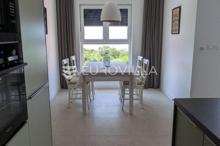 Kostrena, Rožmanići luksuzan stan s bazenom 154 m²