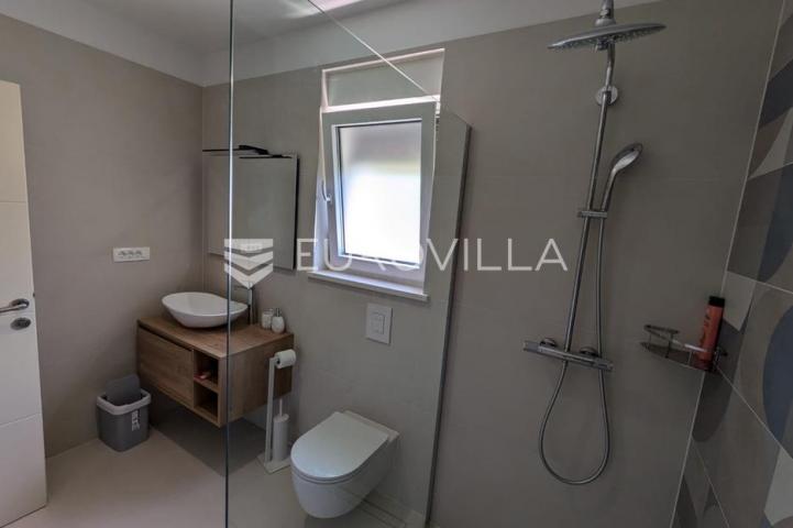 Kostrena, Rožmanići luksuzan stan s bazenom 154 m²