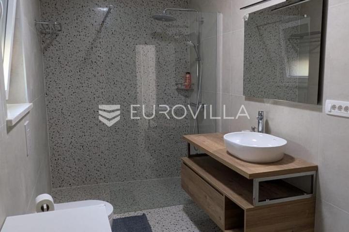 Kostrena, Rožmanići luksuzan stan s bazenom 154 m²