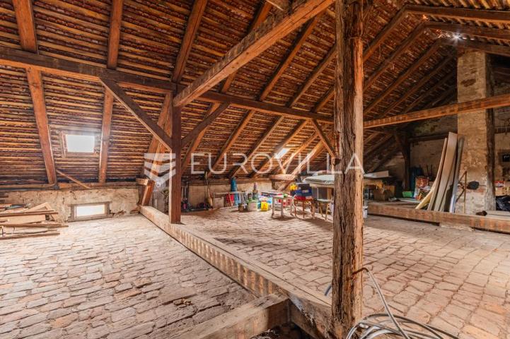 Varaždin, Centar, Roh Bau potkrovlje 135,73 m² podrum