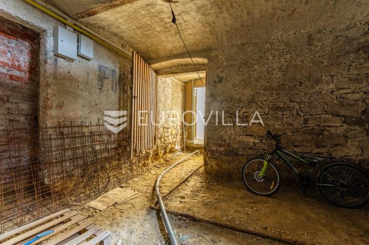 Varaždin, Centar, Roh Bau potkrovlje 135,73 m² podrum