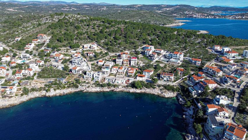 Prodaja, opremljena apartmanska kuća s pogledom na more