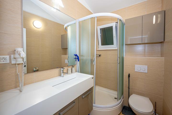 Prodaja, opremljena apartmanska kuća s pogledom na more