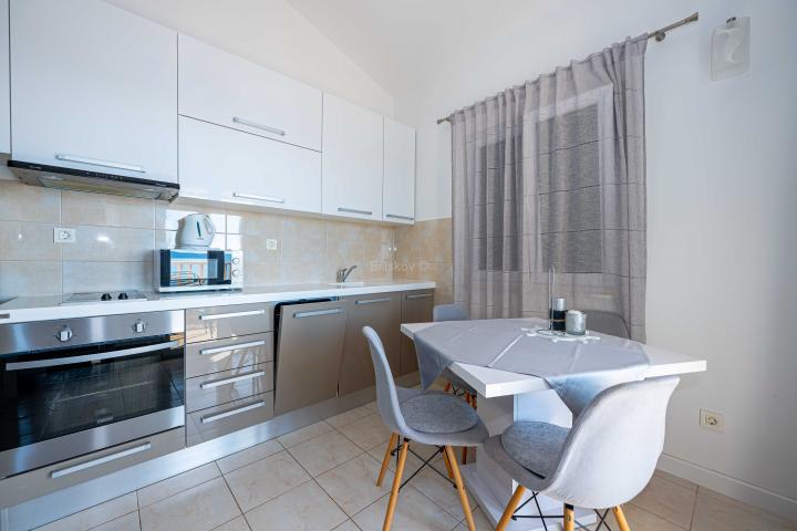 Prodaja, opremljena apartmanska kuća s pogledom na more