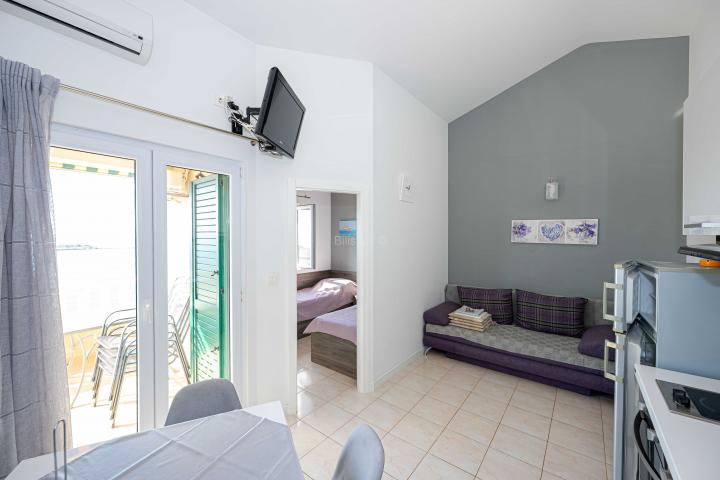 Prodaja, opremljena apartmanska kuća s pogledom na more
