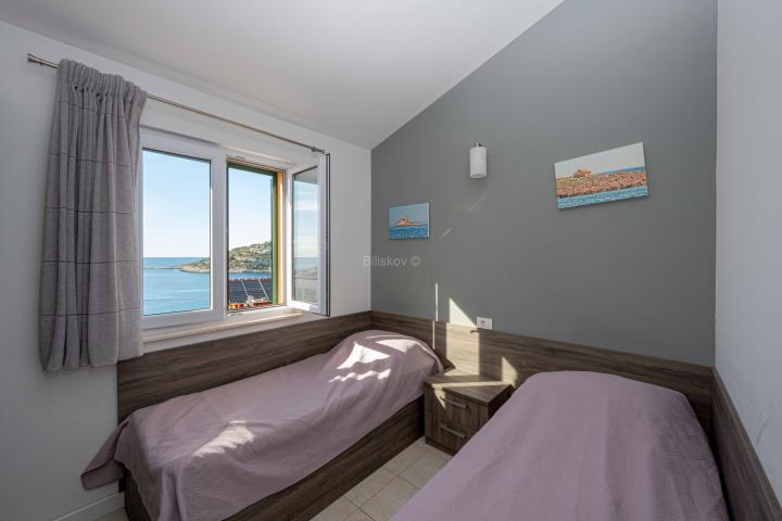 Prodaja, opremljena apartmanska kuća s pogledom na more