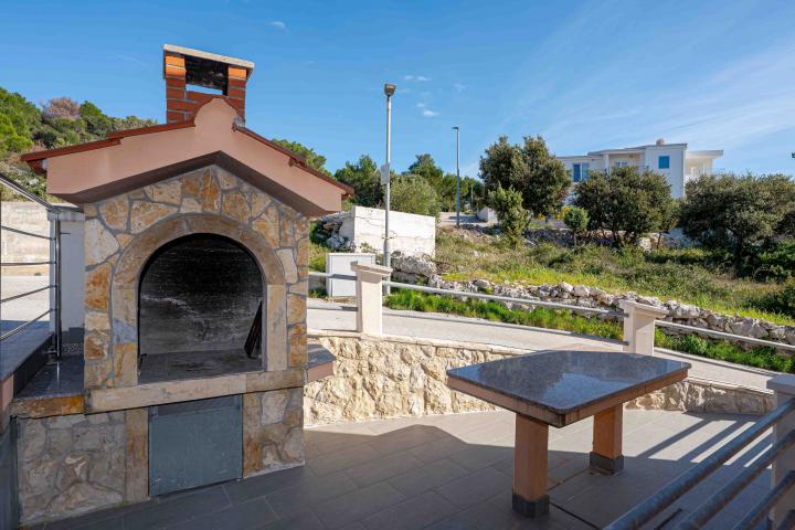 Prodaja, opremljena apartmanska kuća s pogledom na more