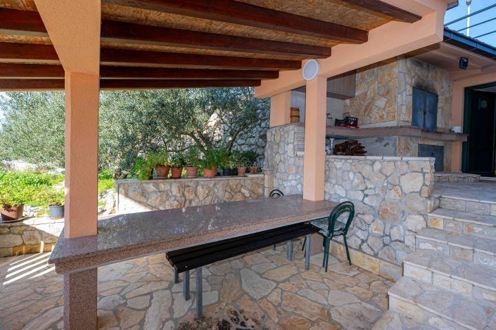 Prodaja, opremljena apartmanska kuća s pogledom na more