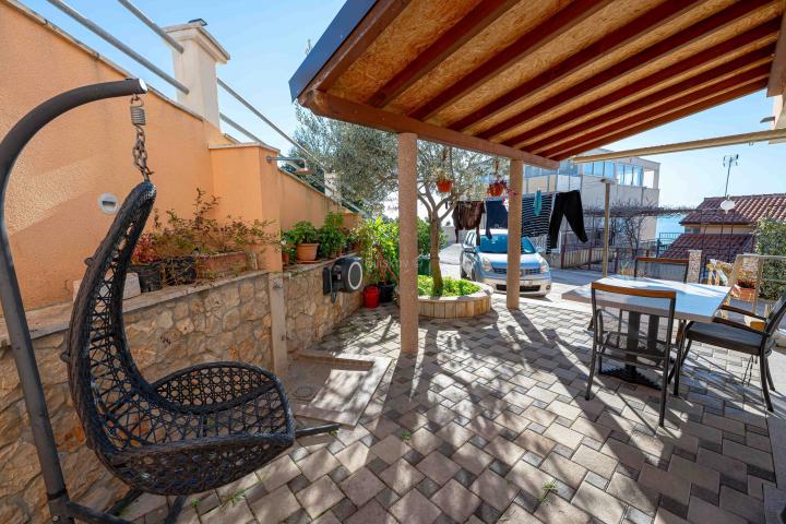 Prodaja, opremljena apartmanska kuća s pogledom na more