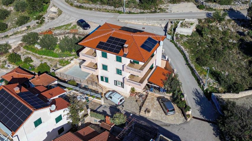 Prodaja, opremljena apartmanska kuća s pogledom na more