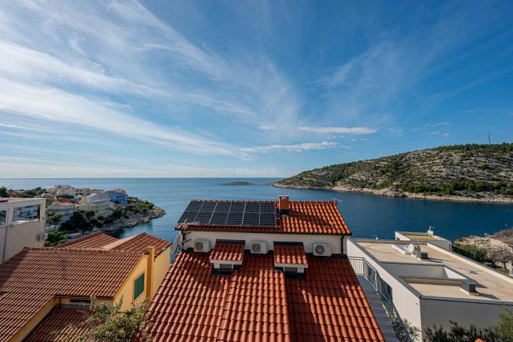 Prodaja, opremljena apartmanska kuća s pogledom na more