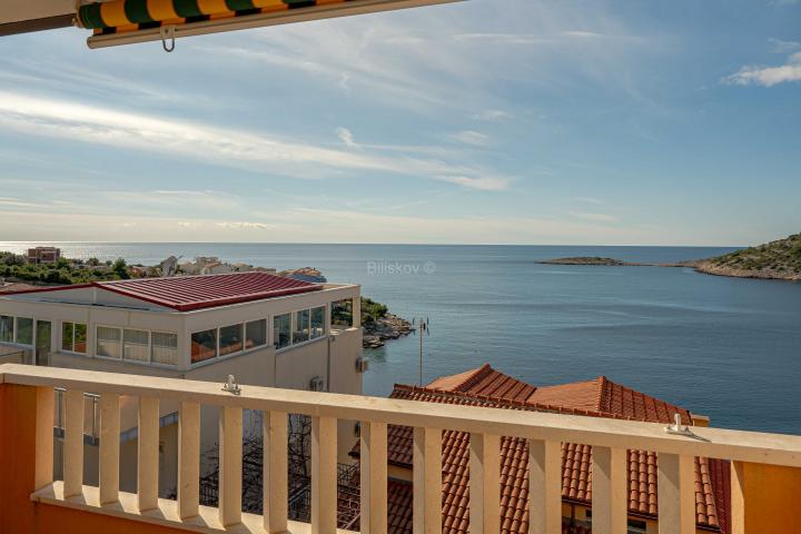 Prodaja, opremljena apartmanska kuća s pogledom na more