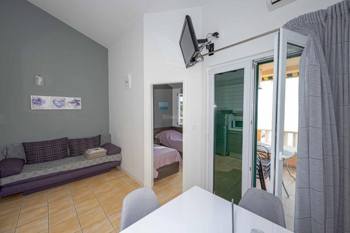 Prodaja, opremljena apartmanska kuća s pogledom na more