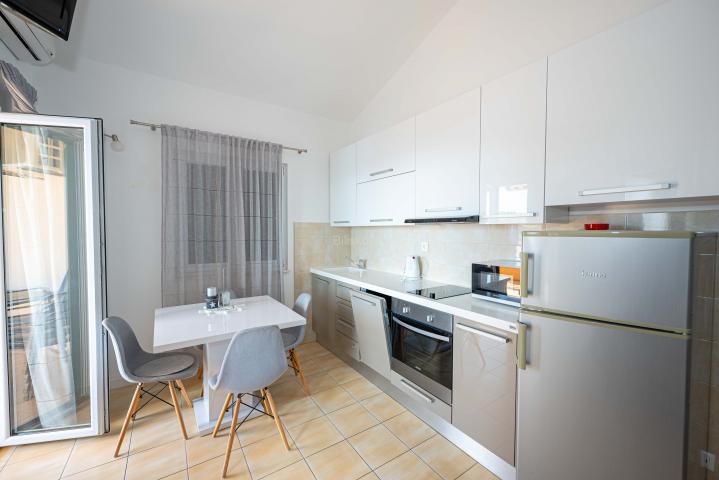 Prodaja, opremljena apartmanska kuća s pogledom na more