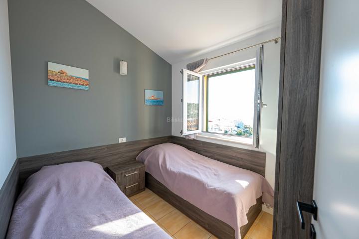 Prodaja, opremljena apartmanska kuća s pogledom na more