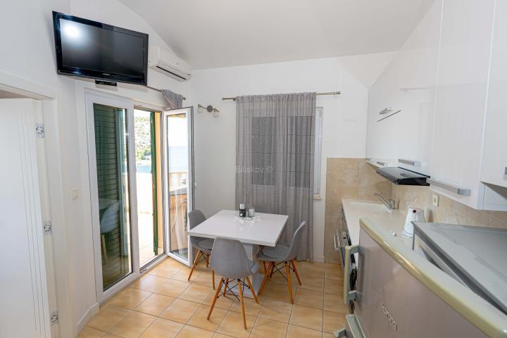 Prodaja, opremljena apartmanska kuća s pogledom na more