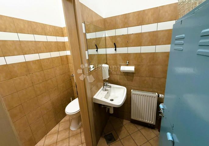 Prostrana poslovna zgrada - idealna za restoran, trgovinu i događanja