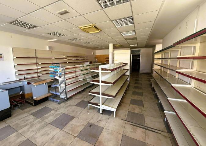 Prostrana poslovna zgrada - idealna za restoran, trgovinu i događanja