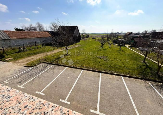 Prostrana poslovna zgrada - idealna za restoran, trgovinu i događanja
