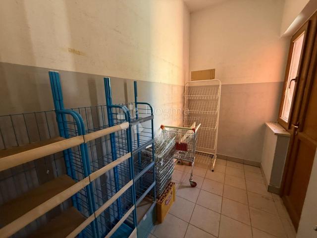 Prostrana poslovna zgrada - idealna za restoran, trgovinu i događanja