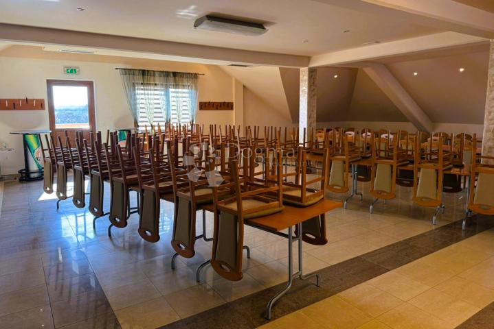 Prostrana poslovna zgrada - idealna za restoran, trgovinu i događanja