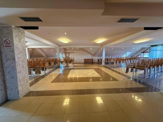 Prostrana poslovna zgrada - idealna za restoran, trgovinu i događanja